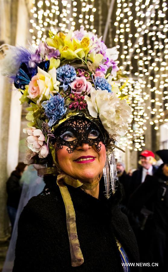 ITALY-VENICE-CARNIVAL-REVELERS