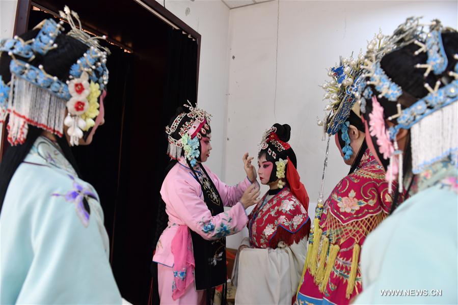 CHINA-BEIJING-PEKING OPERA-WOMEN'S DAY-WORKER-VISIT (CN)