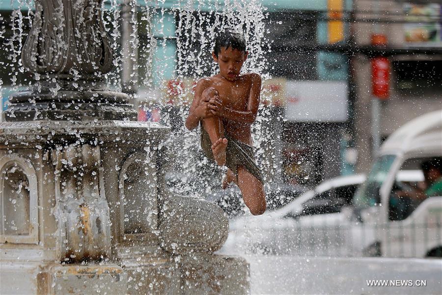 THE PHILIPPINES-MANILA-SUMMER HEAT