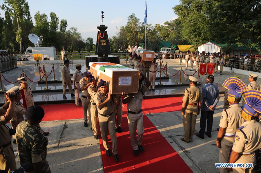 KASHMIR-SRINAGAR-WREATH LAYING CEREMONY-PARAMILITARY TROOPERS