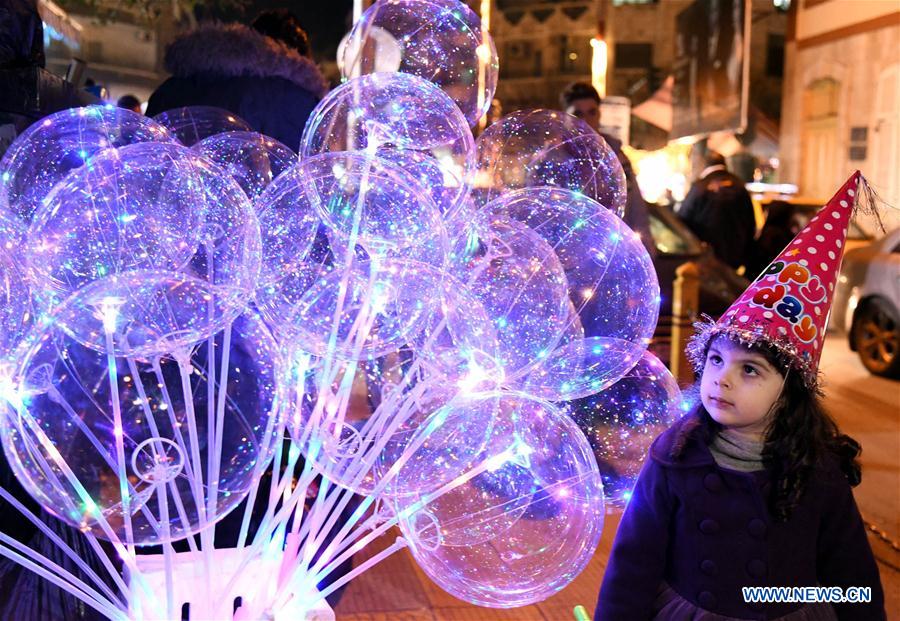 Xinhua Headlines: With varied fireworks and shared wishes, world expecting a better new year