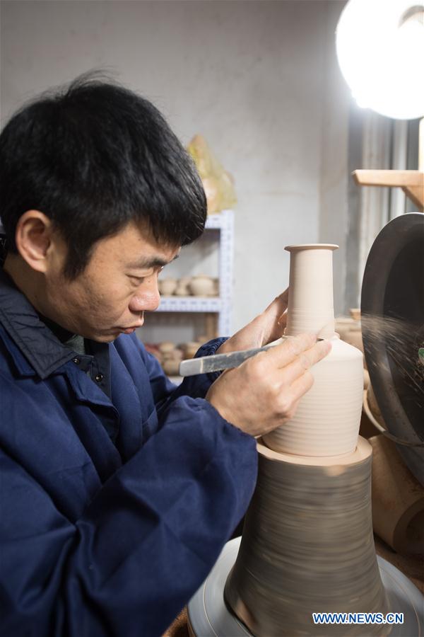 CHINA-ZHEJIANG-LONGQUAN-CELADON-CRAFTSMAN (CN)