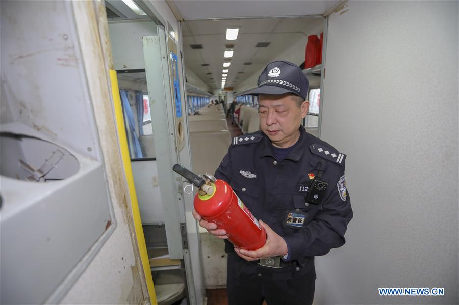 CHINA-SPRING FESTIVAL-TRAVEL RUSH-GREEN TRAIN (CN)