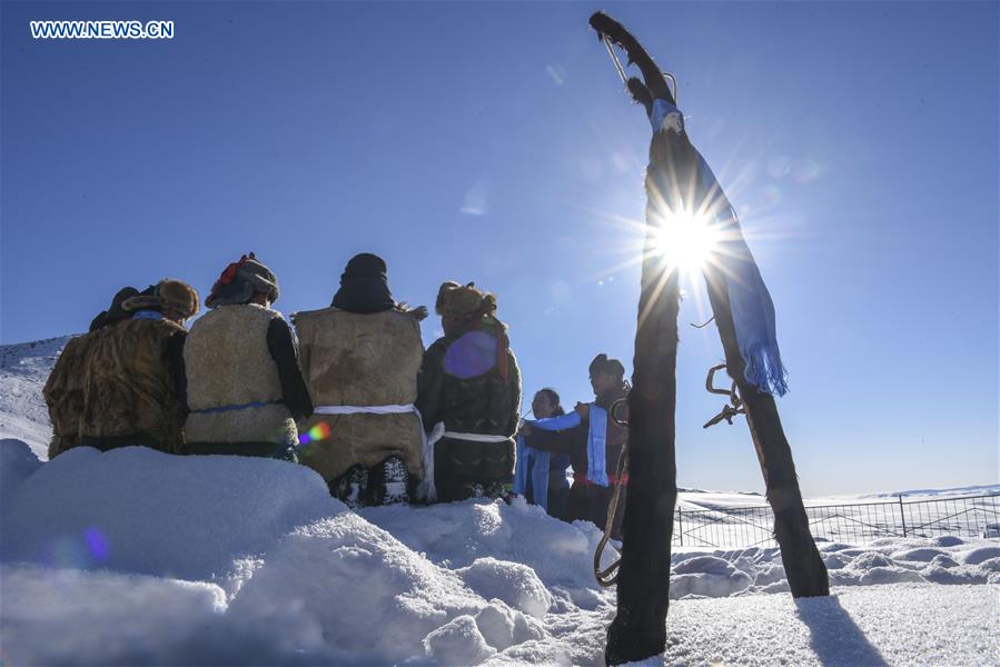 Xinhua Headlines: Ski lovers slide on fur snowboards in Xinjiang