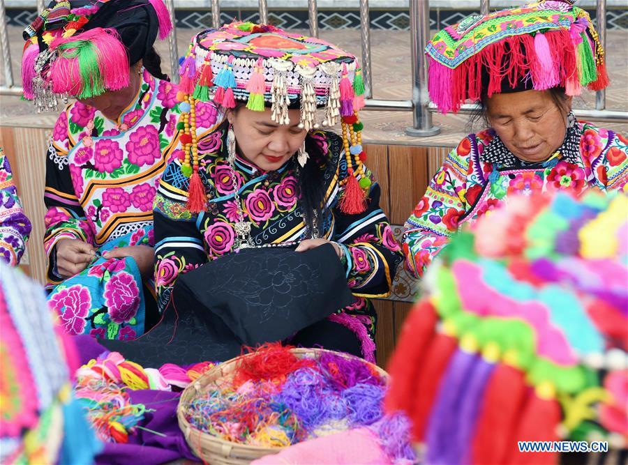 CHINA-YUNNAN-KUNMING-EMBROIDERY (CN)