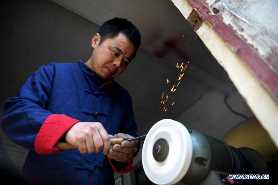 CHINA-ANHUI-JINGXIAN-WOODCARVING (CN)