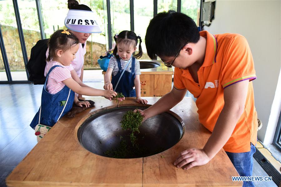 CHINA-CHONGQING-TEA BUSINESS (CN)