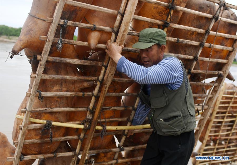 CHINA-GANSU-YELLOW RIVER-SHEEPSKIN RAFT (CN)