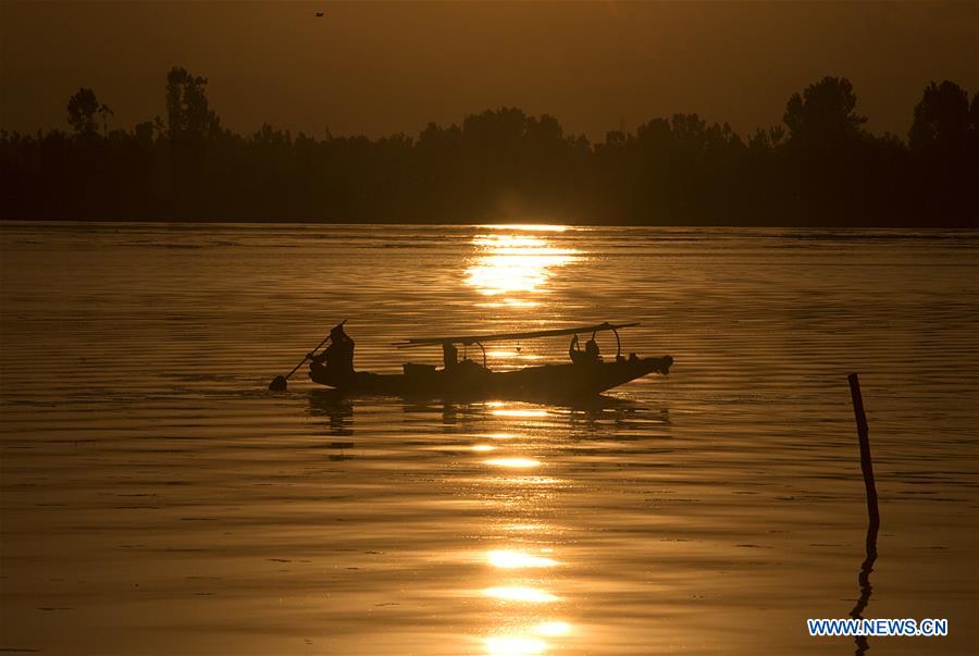 KASHMIR-SRINAGAR-DAILY LIFE-SUNSET