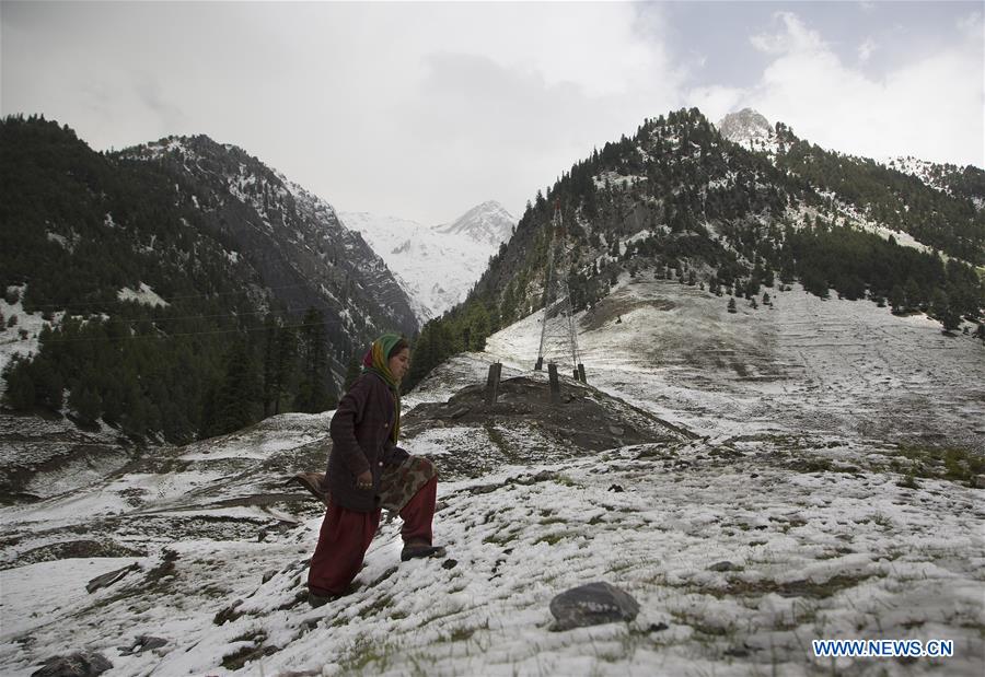 KASHMIR-SRINAGAR-SNOWFALL