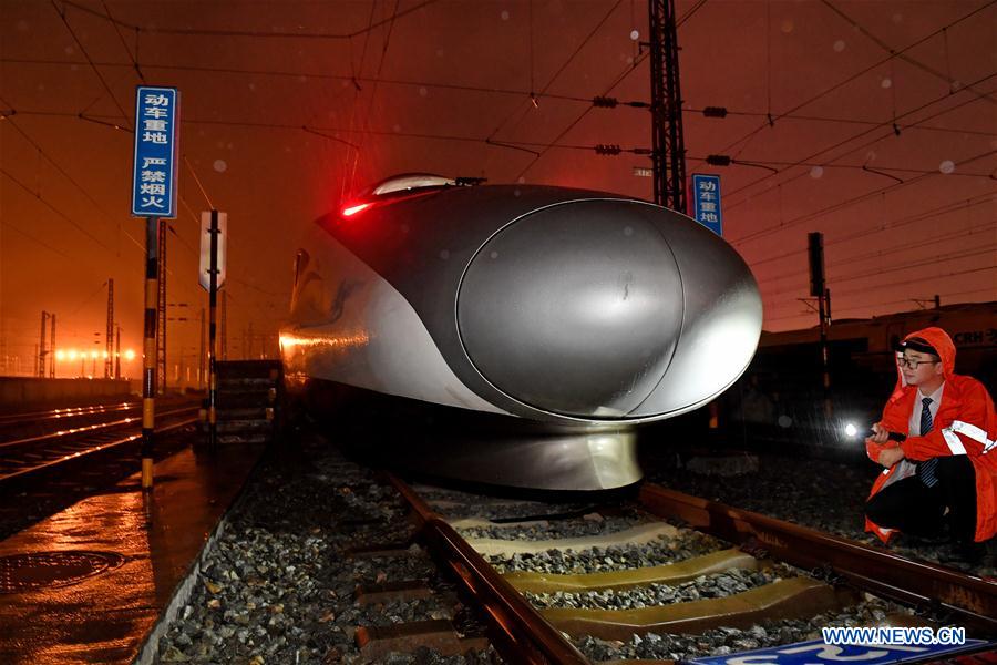 CHINA-FUJIAN-RAILWAY-SECURITY CHECK-RAINY WEATHER (CN)