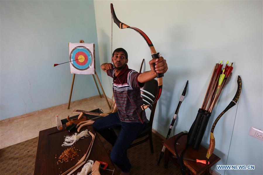 MIDEAST-GAZA-CRAFTSMAN-ARROW AND BOW