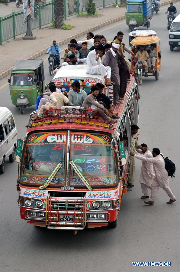 PAKISTAN-LAHORE-EID-AL-ADHA-TRAVELERS