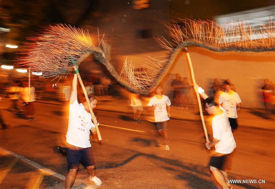 CHINA-HONG KONG-FIRE DRAGON DANCE (CN)