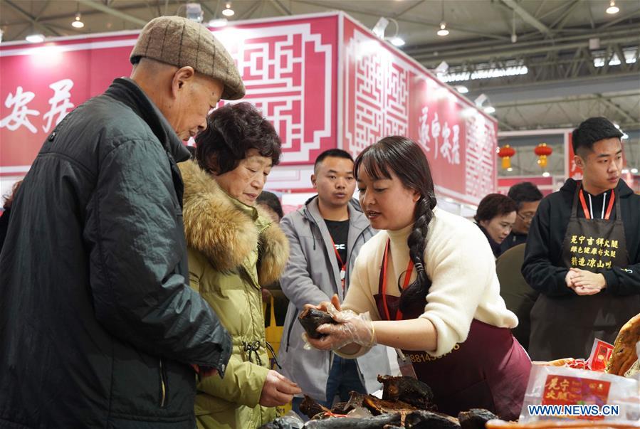 CHINA-CHENGDU-CHINESE NEW YEAR-SHOPPING-POVERTY RELIEF (CN)