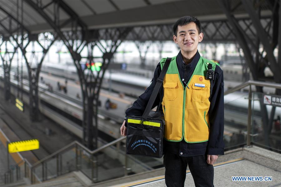 CHINA-HUBEI-SPRING FESTIVAL TRAVEL RUSH-WORKERS BEHIND THE SCENES (CN)