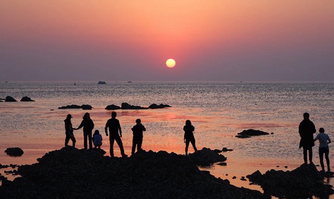 People get relaxed in recreational activities across China during Labor Day holiday