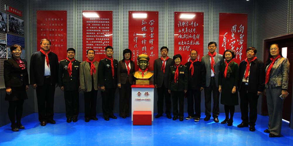 雷鋒精神宣講團(tuán)為臨江解放小學(xué)命名雷鋒小學(xué)揭牌