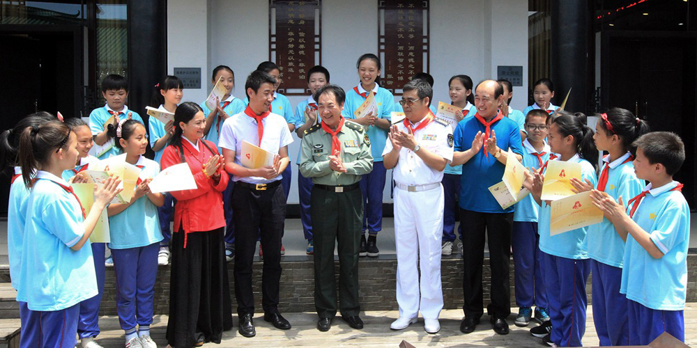 學(xué)雷鋒傳人與湖南長(zhǎng)沙雷鋒小學(xué)少先隊(duì)員共度“六一”