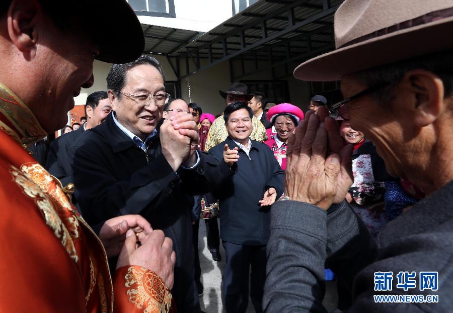 這是5月16日，俞正聲在香格里拉縣建塘鎮(zhèn)金龍社區(qū)與居民們親切交談。 新華社記者 劉衛(wèi)兵 攝