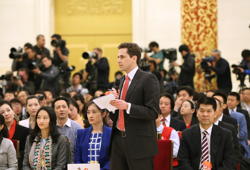 3月15日，國務院總理李克強在北京人民大會堂與中外記者見面，并回答記者提問。這是一位記者在提問。 新華社記者 劉衛(wèi)兵攝