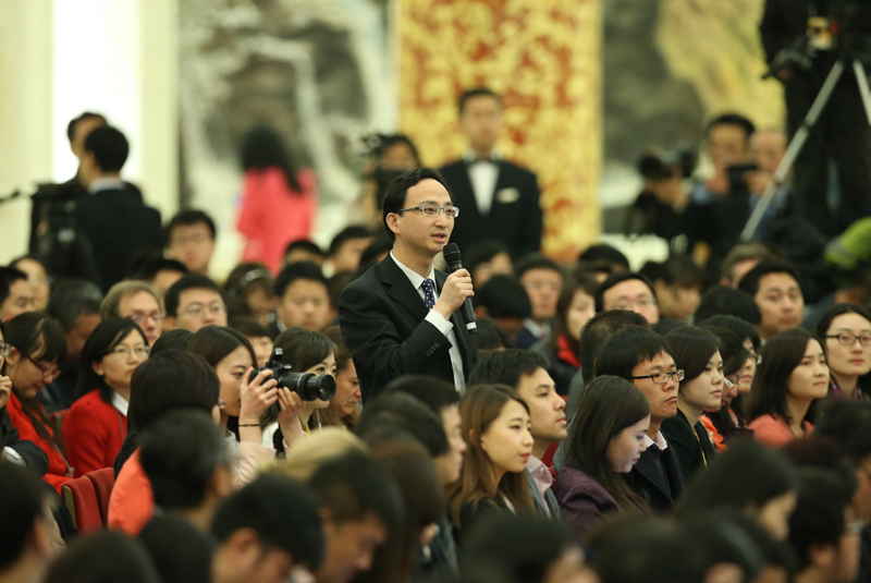 3月15日，國務院總理李克強在北京人民大會堂與中外記者見面，并回答記者提問。這是一位記者在提問。 新華社記者 龐興雷 攝