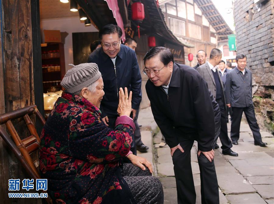 這是11月21日，張德江在宜賓李莊鎮(zhèn)同濟(jì)社區(qū)與居民親切交談。 新華社記者 劉衛(wèi)兵 攝 