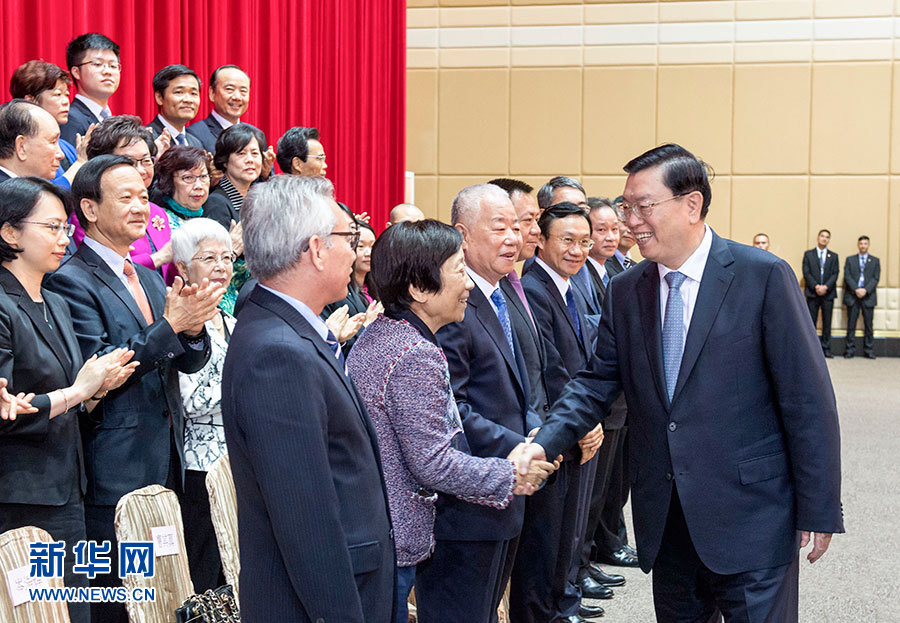 5月8日至10日，中共中央政治局常委、全國(guó)人大常委會(huì)委員長(zhǎng)張德江視察澳門特別行政區(qū)。這是5月9日，張德江與澳門社會(huì)各界人士代表座談。新華社記者 李學(xué)仁 攝