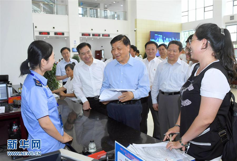 6月22日至24日，中共中央政治局常委、中央書記處書記劉云山在遼寧調(diào)研。這是6月22日，劉云山在中國(guó)（遼寧）自貿(mào)試驗(yàn)區(qū)營(yíng)口片區(qū)與干部群眾深入交流。新華社記者 張鐸 攝