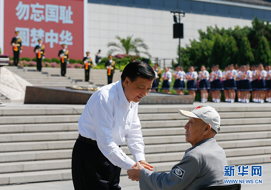 7月7日，紀(jì)念全民族抗戰(zhàn)爆發(fā)80周年儀式在中國人民抗日戰(zhàn)爭紀(jì)念館舉行。中共中央政治局常委、中央書記處書記劉云山出席儀式并講話。這是儀式開始前，劉云山與老八路代表握手。新華社記者崔新鈺攝