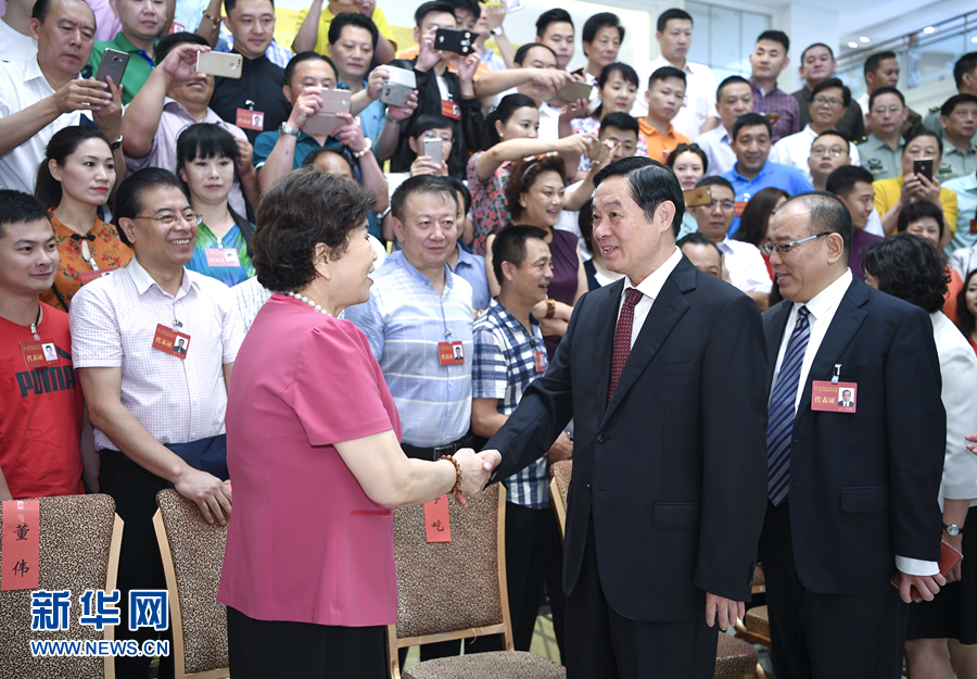 7月19日，中國曲藝家協(xié)會第八次全國代表大會在北京召開。中共中央政治局委員、中央書記處書記、中宣部部長劉奇葆出席開幕式并講話。這是開幕式前，劉奇葆接見與會代表。新華社記者 張領(lǐng) 攝