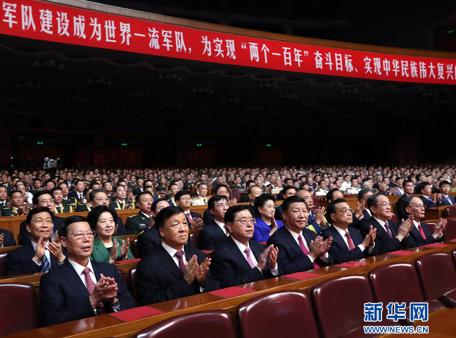 7月28日，慶祝中國(guó)人民解放軍建軍90周年文藝晚會(huì)《在黨的旗幟下》在北京人民大會(huì)堂舉行。中共中央總書記、國(guó)家主席、中央軍委主席習(xí)近平和李克強(qiáng)、張德江、俞正聲、劉云山、王岐山、張高麗等黨和國(guó)家領(lǐng)導(dǎo)人，與首都3000多名各界群眾一起觀看演出。新華社記者 馬占成 攝