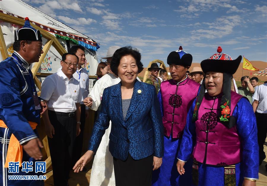 8月10日，中共中央政治局委員、中央統(tǒng)戰(zhàn)部部長、中央代表團副團長孫春蘭率中央代表團三分團繼續(xù)在內(nèi)蒙古自治區(qū)阿拉善盟看望慰問，把以習近平同志為核心的黨中央的親切關懷和全國各族人民的美好祝福帶給阿拉善各族各界干部群眾。這是孫春蘭在牧民張輝生（右二）家了解生產(chǎn)生活情況。新華社記者 任軍川 攝