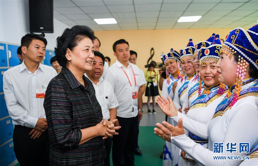 8月11日，中共中央政治局委員、國務(wù)院副總理、中央代表團(tuán)副團(tuán)長劉延?xùn)|率中央代表團(tuán)二分團(tuán)，看望慰問烏蘭察布各族干部群眾，轉(zhuǎn)達(dá)以習(xí)近平同志為核心的黨中央的親切關(guān)懷和全國人民的美好祝愿。這是劉延?xùn)|在考察察哈爾社區(qū)時與居民們親切交談。新華社記者 連振 攝