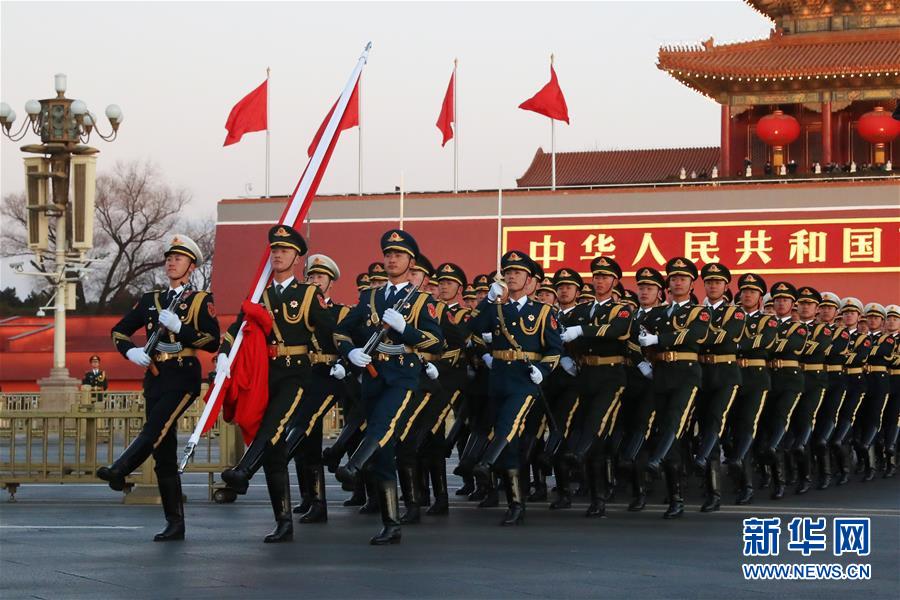 （社會(huì)）（3）人民解放軍首次執(zhí)行天安門(mén)廣場(chǎng)升國(guó)旗任務(wù)