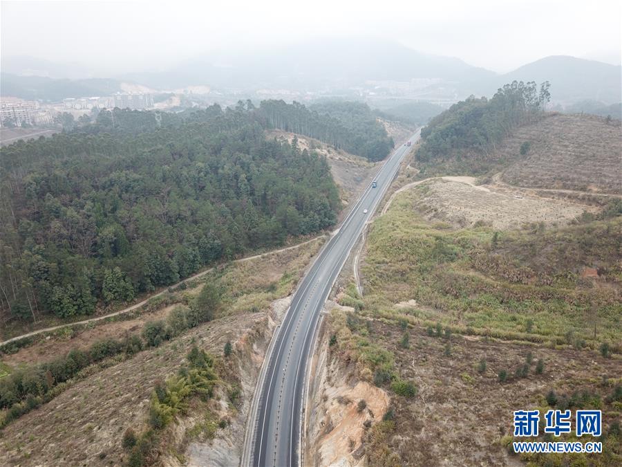 （圖文互動·新華全媒頭條）（2）讓農(nóng)民致富奔小康的道路越走越寬廣——黨的十八大以來以習近平同志為核心的黨中央關心農(nóng)村公路發(fā)展紀實