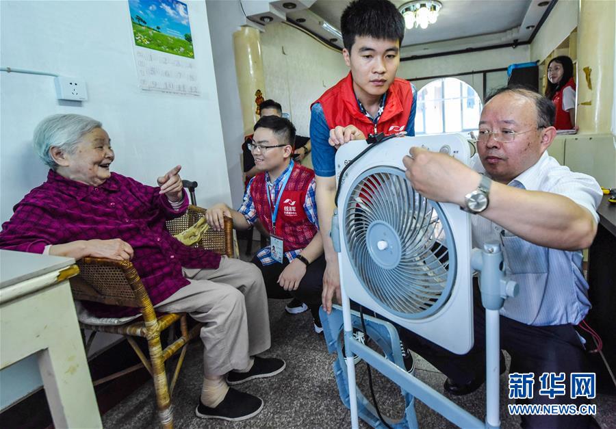 （社會）（2）“國際家庭日”志愿者溫暖空巢老人