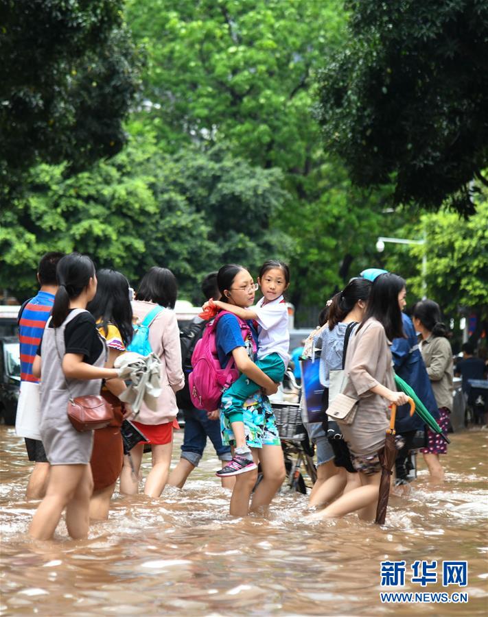 （環(huán)境）（2）臺(tái)風(fēng)“艾云尼”攜雨襲廣州