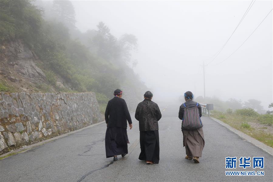 （圖文互動）（10）特寫：“八一”禮物，飛向云端哨所