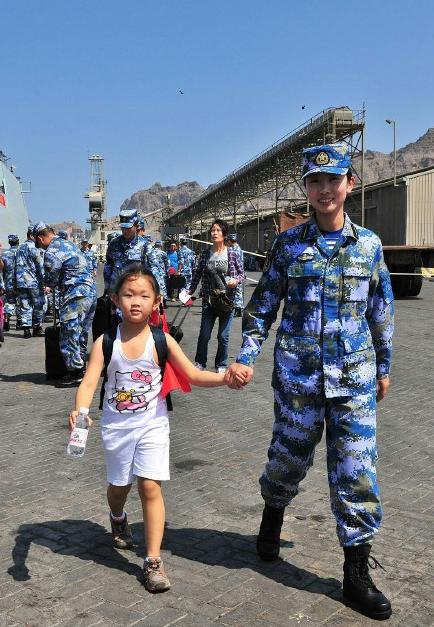 2015年3月，也門，海軍女戰(zhàn)士牽著一名小女孩的手準(zhǔn)備登上軍艦。