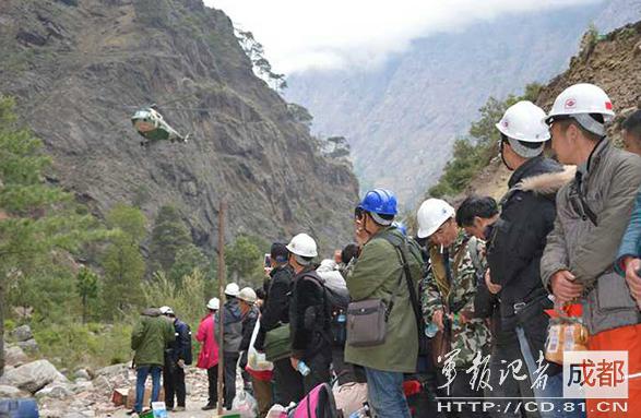 2015年4月，因地震被困尼泊爾的中國(guó)公民準(zhǔn)備登機(jī)