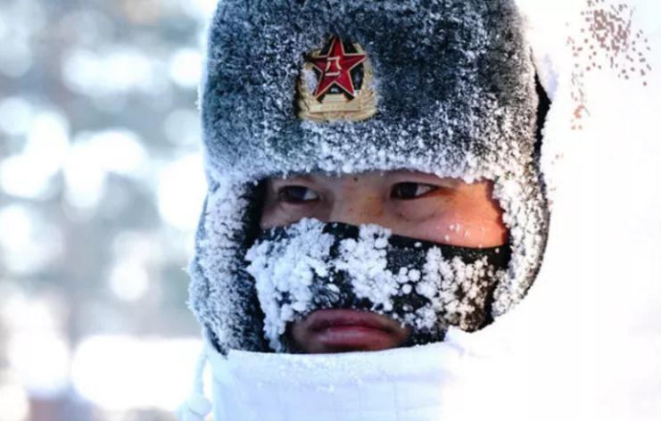 2018年2月5日，駐守在漠河縣北極村的北部戰(zhàn)區(qū)陸軍某部官兵在執(zhí)勤（來(lái)源：新華社）