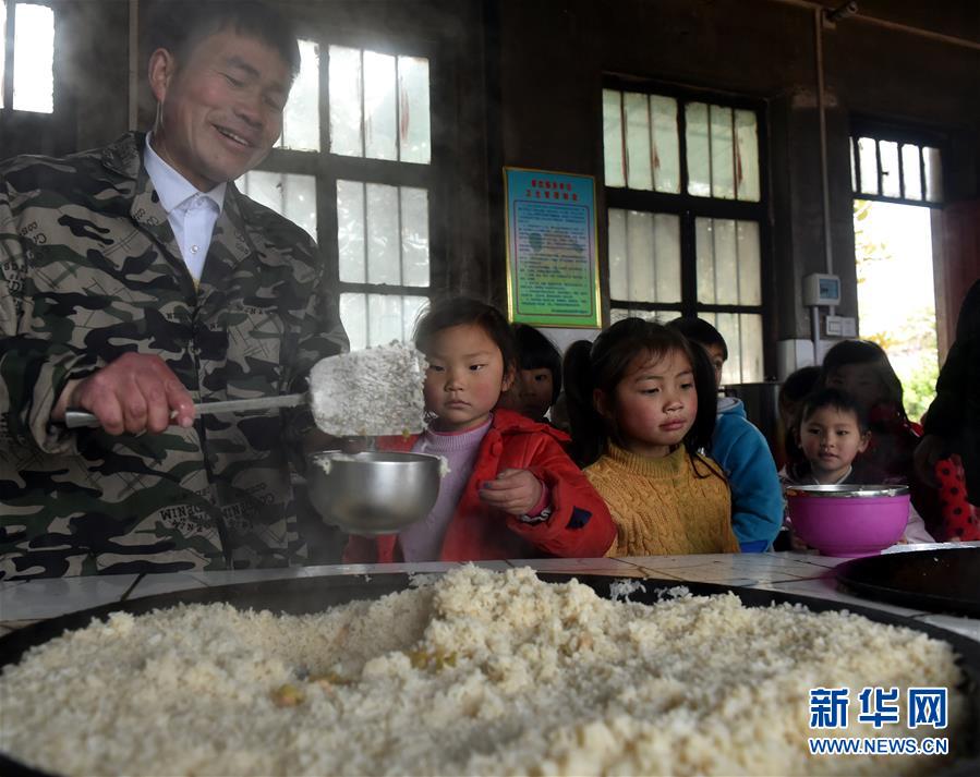 （時(shí)代先鋒·圖文互動）（5）伏牛山里好老師張玉滾：挑起孩子們走出大山的希望