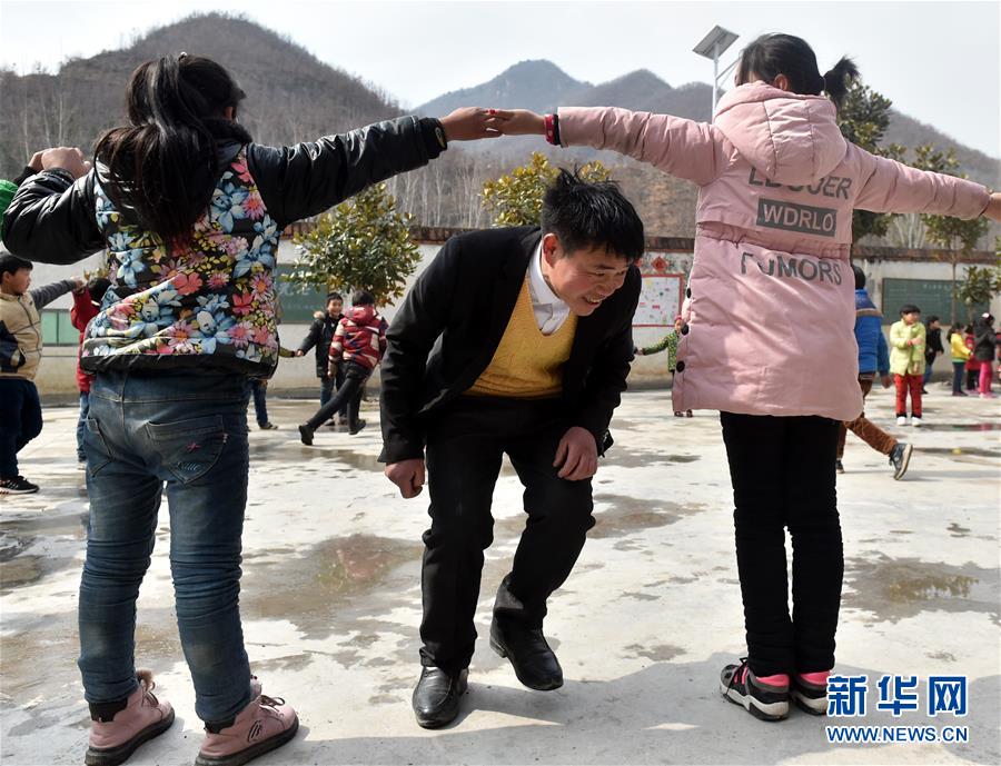 （時(shí)代先鋒·圖文互動）（4）伏牛山里好老師張玉滾：挑起孩子們走出大山的希望