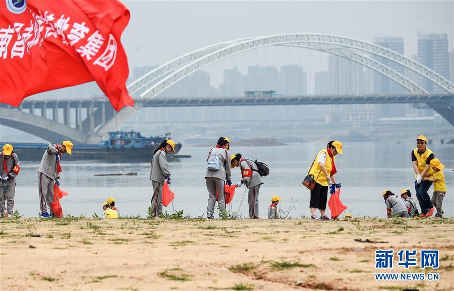 （在習(xí)近平新時(shí)代中國特色社會主義思想指引下——新時(shí)代新作為新篇章·總書記關(guān)切高質(zhì)量發(fā)展·圖文互動）（1）在藍(lán)天白云下——污染防治攻堅(jiān)戰(zhàn)持續(xù)推進(jìn)