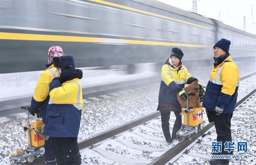 （新春走基層）（5）嚴寒下的“鐵路醫(yī)生”：風雪中守護回家路