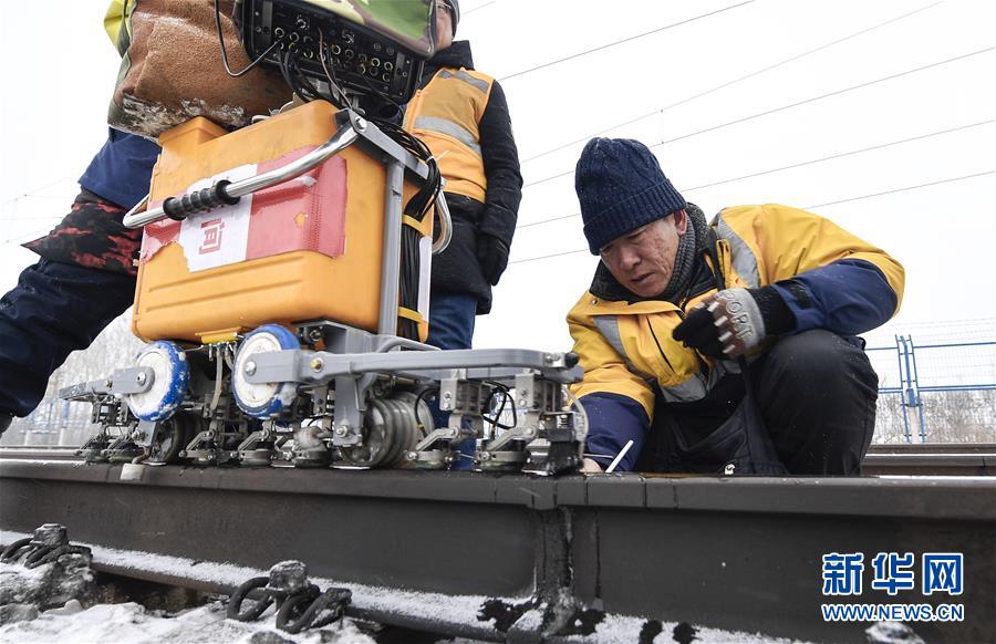 （新春走基層）（11）嚴寒下的“鐵路醫(yī)生”：風雪中守護回家路