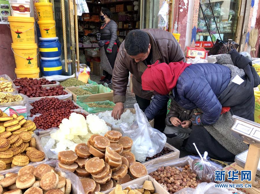 （新春走基層·圖文互動）（1）“只要備好年貨，新的一年就可以風調(diào)雨順”——臘月藏區(qū)年貨市場見聞