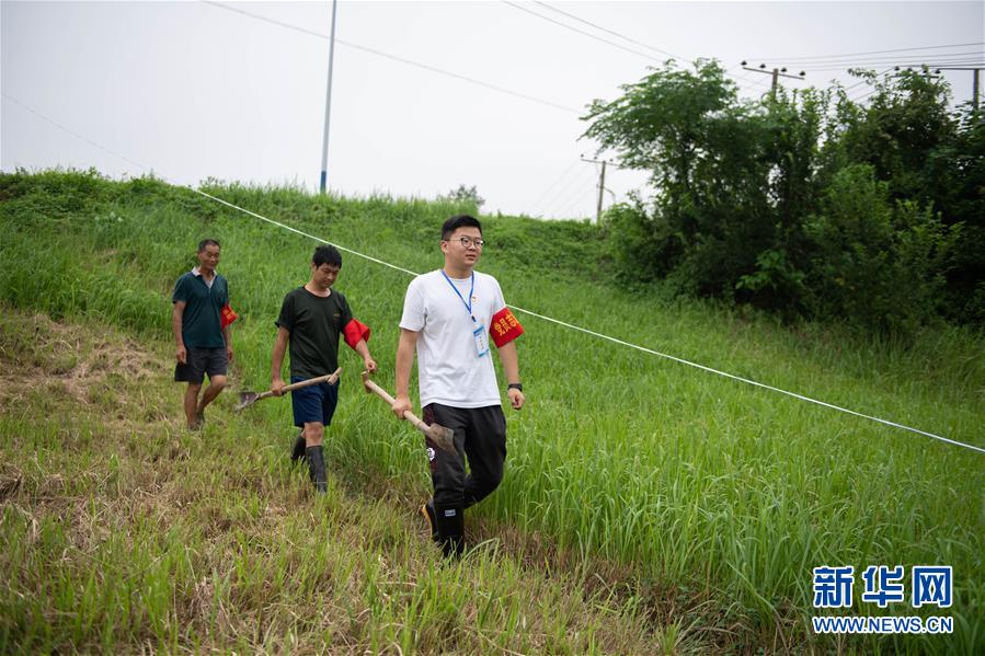 （防汛抗洪·圖文互動(dòng)）（3）在大堤上成長，為人民守護(hù)——洪水中的青年“生力軍”