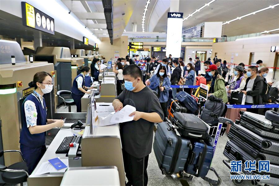 （圖文互動）（1）國內(nèi)航空公司執(zhí)飛的首條國際復(fù)學(xué)包機(jī)航線在渝啟航